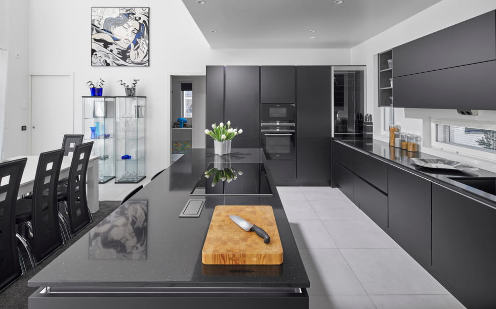 Musta keittiö on moderni ja minimalistinen kokonaisuus, jossa ei ole mitään ylimääräistä.