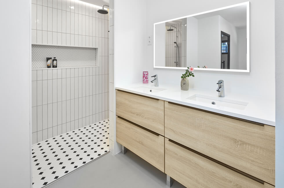 Mustan Torpan vaalea kylpyhuone, jossa kaapit Noblessan Somerset-tammikuosia.
