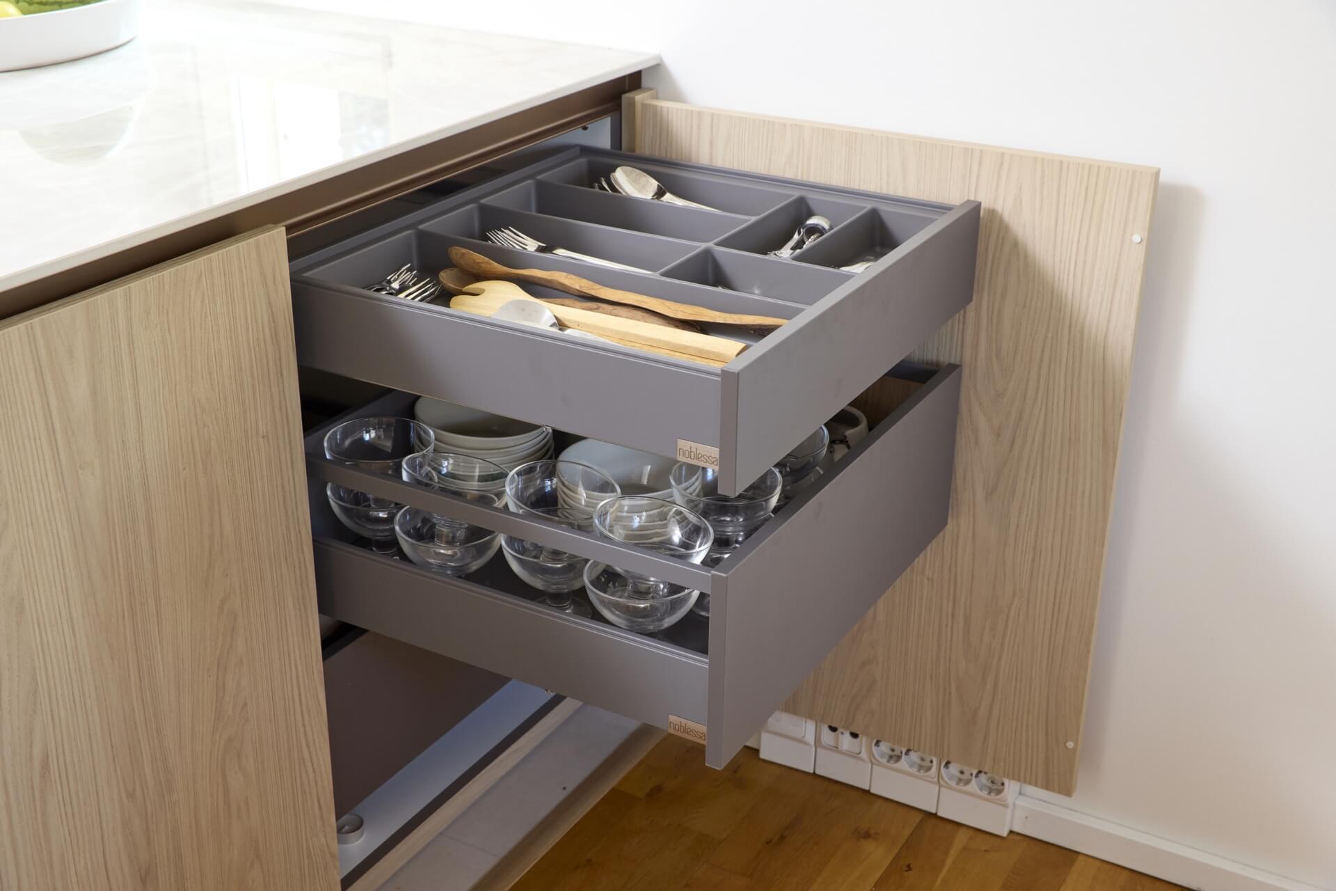 Toimivassa keittiössä tavaroiden oikea sijoittelu tekee kokkailusta sujuvaa.