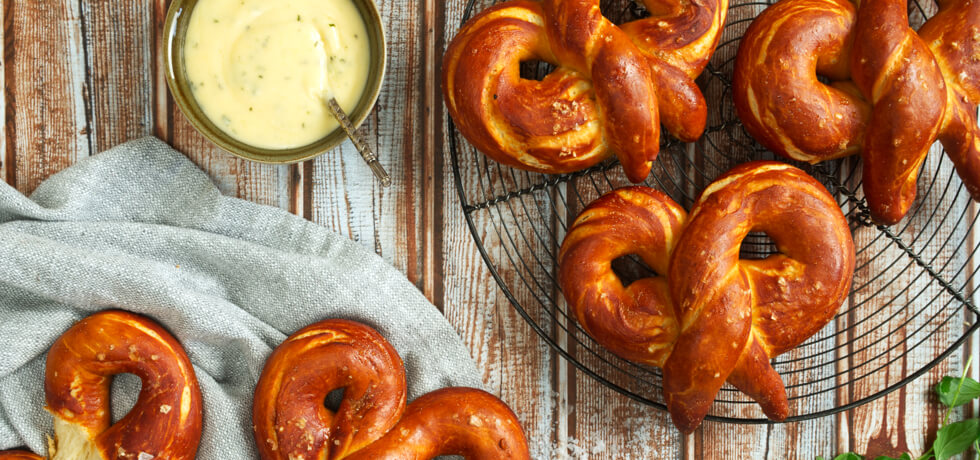 noblessa-keittiomestarin-blogi-2025-03-pretzelit-cheddardipilla-980x460.jpg
