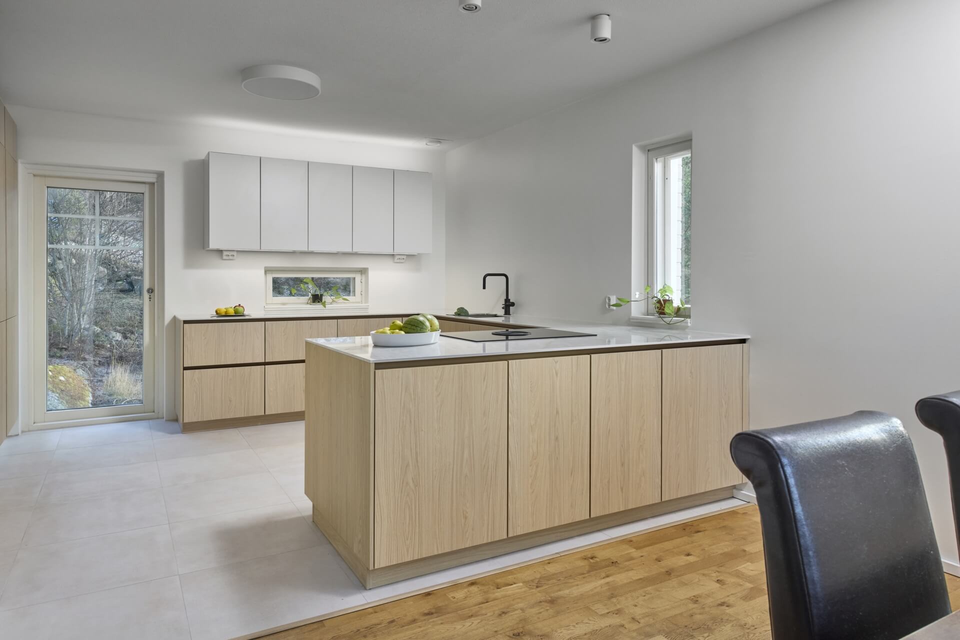 Maarit uskoo, että keittiö kestää katseita seuraavat 20 vuotta klassisen värimaailman, linjakkaan tyylin ja kaappeihin upotetun valaistuksen ansiosta.