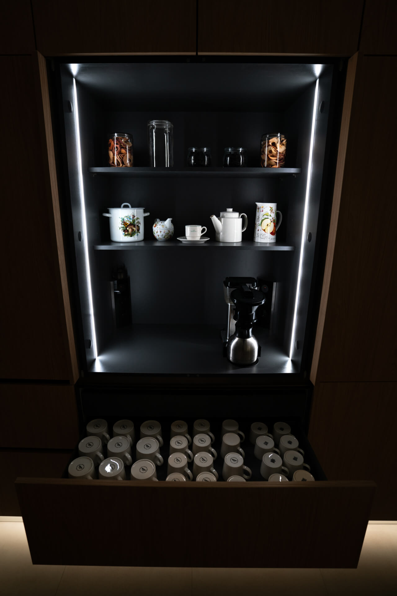 Myös aamiaiskaapissa on valaistus. Kuva: Tuomas Santa