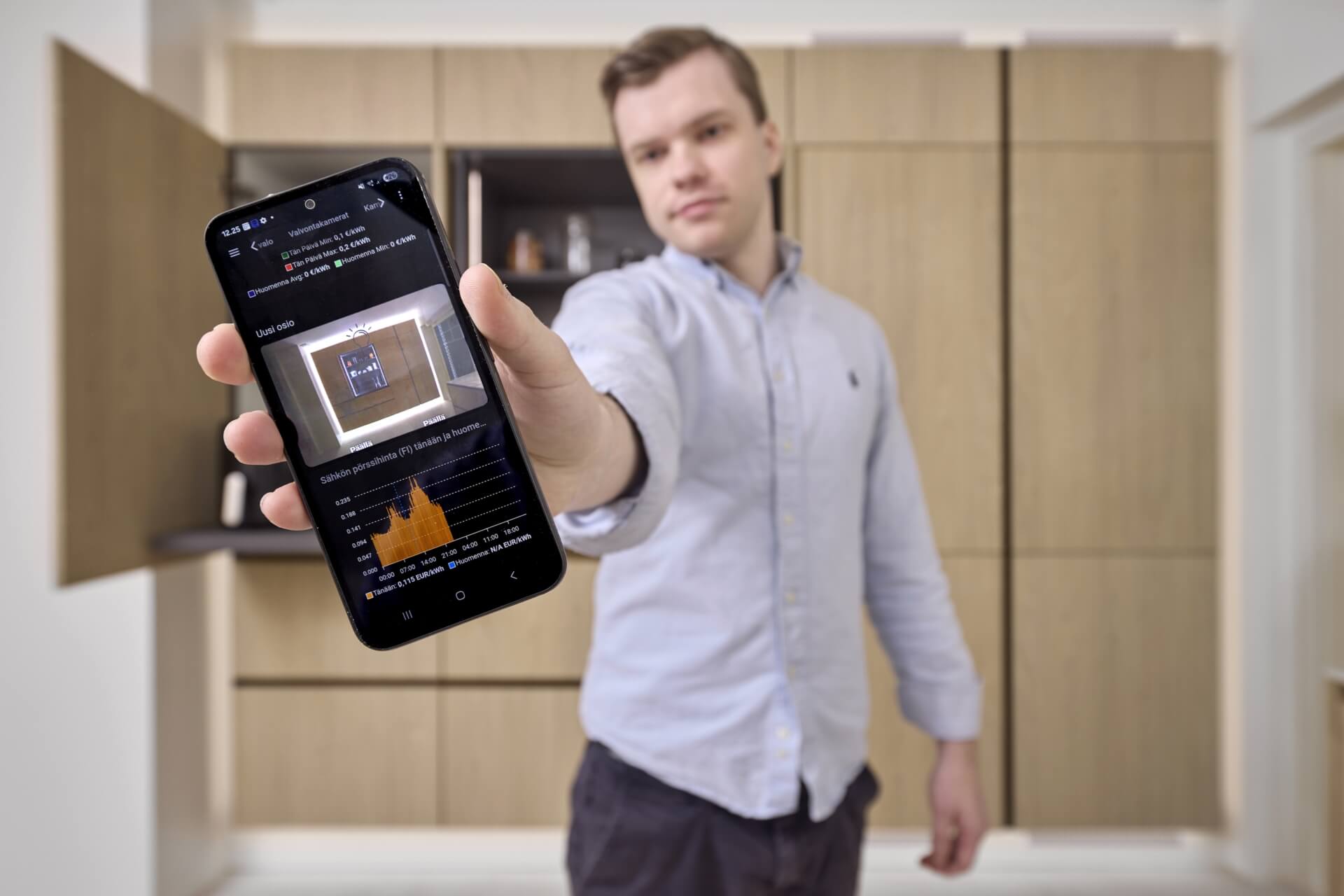 Keittiöön tulee epäsuoraa valoa yläkaappien, aamiaiskaapin ja kaappiseinän valaistuksesta. Valaistus on kytketty kodin älykotiserveriin, mikä mahdollistaa valaistuksen etäohjauksen ja automaation.