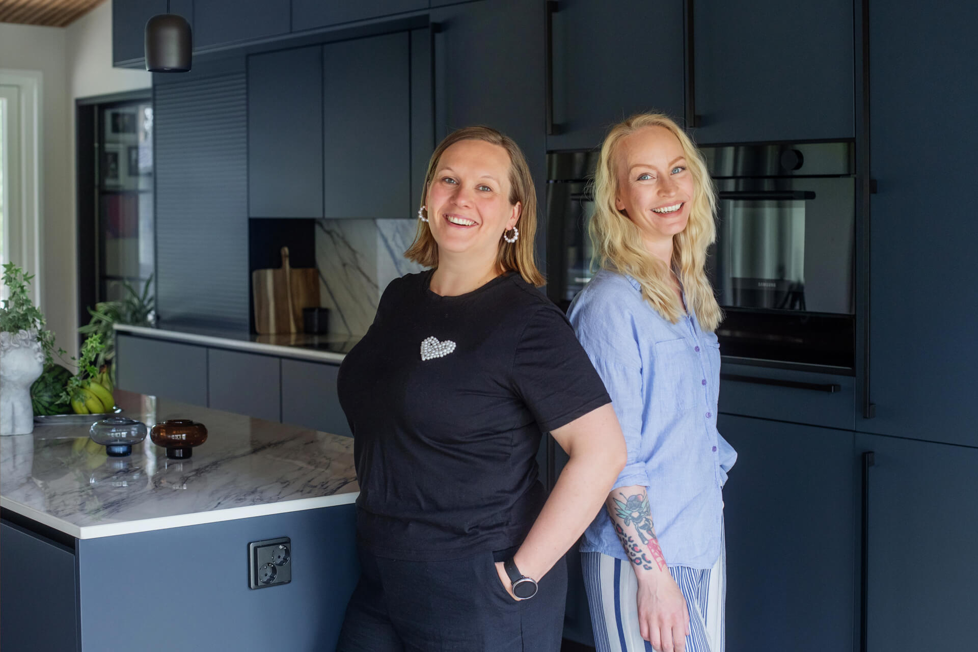 Noblessan keittiösuunnittelija Saana Manteren keittiön väriksi valikoitui sininen. ”Eniten pidän siitä, miten sinisen sävy muuttuu vuodenaikojen ja valon mukana”, Saana kertoo.