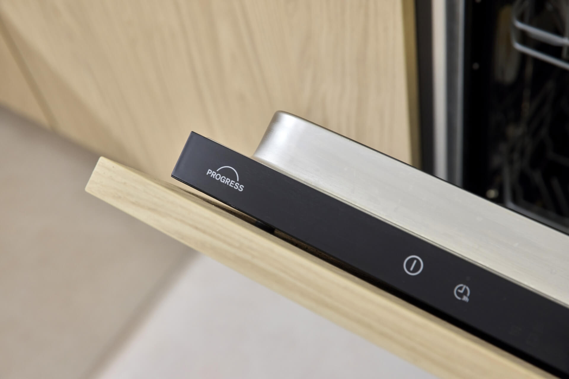 20 vuotta vanhassa keittiössä siirryttiin kertaheitolla nykypäivään myös kodinkoneiden osalta. Integroidut laitteet ovat huomaamaton osa kokonaisuutta.