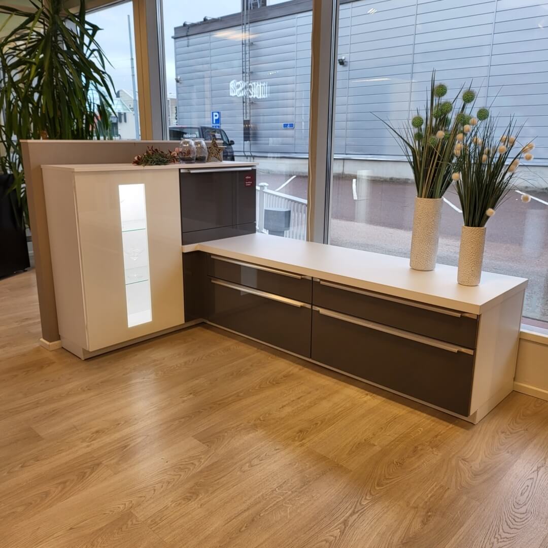 noblessa-outlet-turku-2022-09-esprit-eteispenkki-1.jpg
