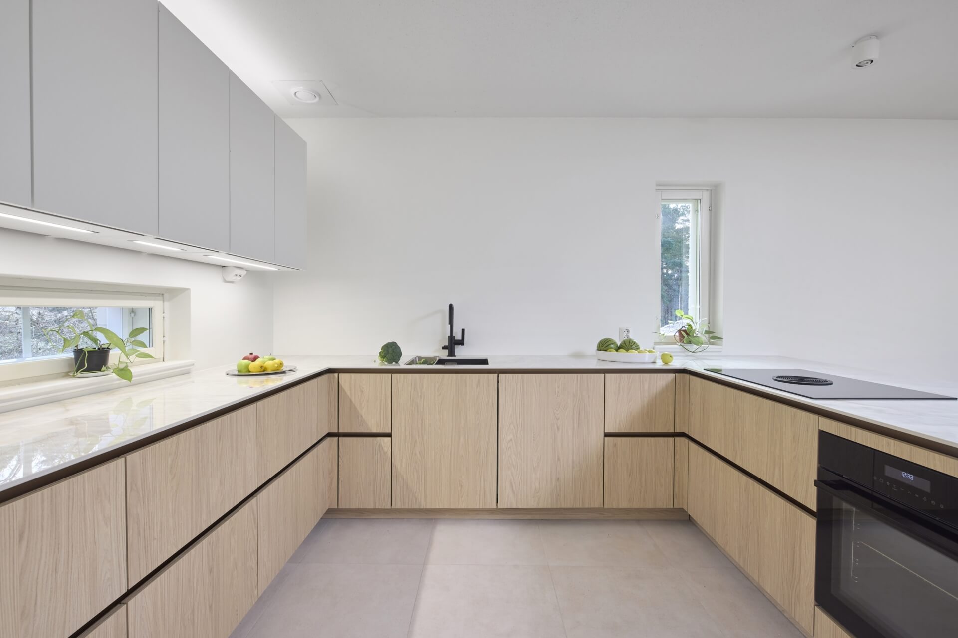 Integroidut kodinkoneet pitävät keittiön yleisilmeen minimalistisen siistinä.