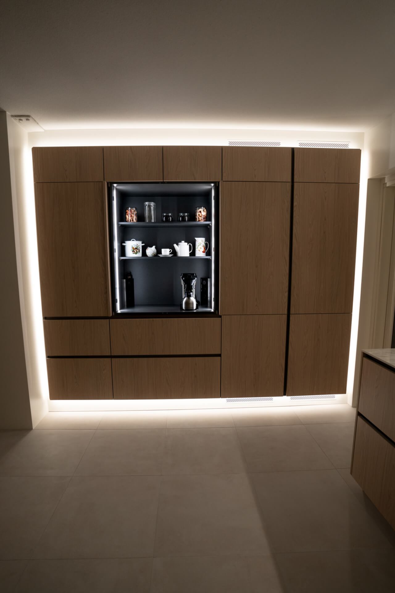 Kaappiseinää kiertävä valaistus korostuu upeasti iltahämärässä. Kuva: Tuomas Santa.