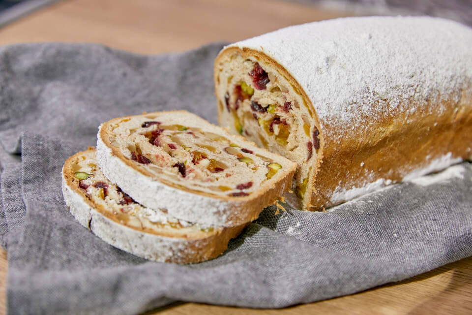 noblessa-keittiomestarin-blogi-2022-12-stollen-01-960x640.jpg